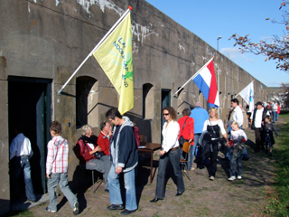 Bezoekers op Fort bij Krommeniedijk.