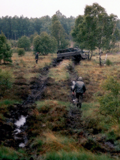 De tank ging steeds langzamer en het spoor werd steeds dieper...