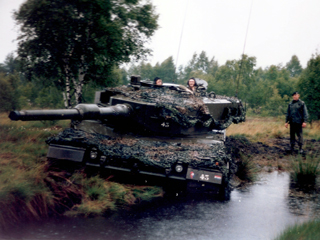 Een Leopard tank vast in de modder...
