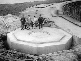 De families Van Capelle en Linders op het noordwestelijke emplacement tijdens de bouw.