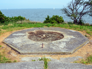 Het noordelijke emplacement voor luchtafweergeschut heden.