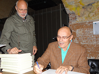 Henk Tol signeert zijn boek in het Fort bij IJmuiden.