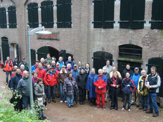 Groepsfoto van alle deelnemers op Fort bij Abcoude.