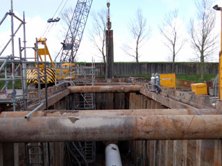 Bouwput met leidingssegment met Geniedijk in de achtergrond.