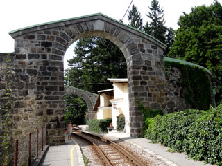 Een torenfort van het Fort auf dem Pöstlingberg is nu het eindstation van de bergtram.