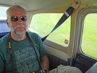 Otto Bodemeijer in het vliegtuig voor luchtfotoopnamen.