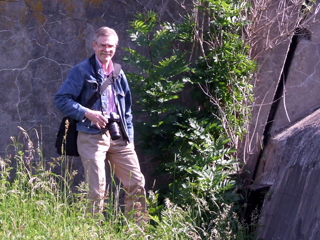 Alexander Senger met fotocamera op de Kustbatterij bij Diemerdam.