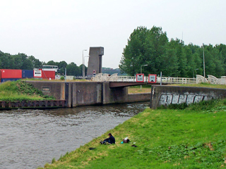 Westkolk met brug, in de achtergrond de noodkering, in 2003.