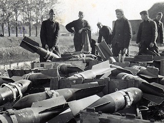 Luftwaffe manschappen met vliegtuigbommen op Fort bij Aalsmeer.