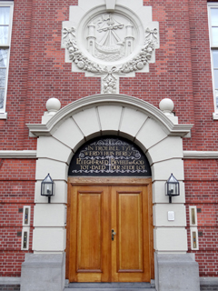 De toegang met tekst van het voormalige gemeentehuis van Muiden.