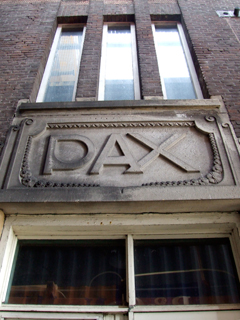 De tekst Pax boven een deur van de Stoommeelfabriek De Vrede.