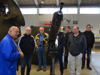 Adj. Tonnis met een deel van de groep bij een vroege luchtdoelmitrailleur.