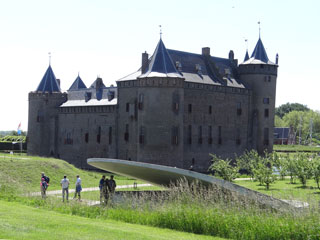 Het Waterschild met het Muiderslot in de achtergrond.