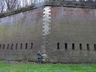 Hans Baas in de droge gracht van Fort Willem I te Maastricht.