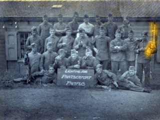 Lichting 1916 begint redelijk enthousiast met een groepsfoto.