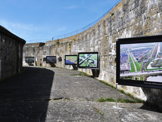 Luchtfoto's in de droge gracht van het Fort aan het Pampus.