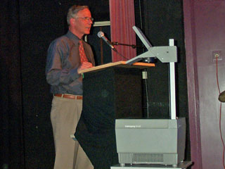 Cor Wagemakers geeft in Hoofddorp een lezing over de Stelling (2003)