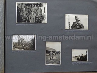 Pagina van het fotoalbum met enige humoristische foto's.