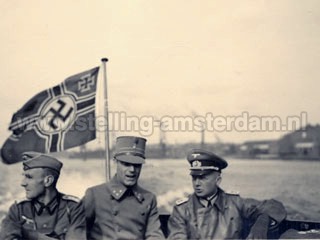 Kapitein De Boer en Oberstleutnant Rothe op een boot in de haven van Amsterdam.