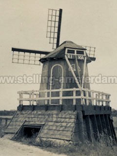 Nep-molen Rika op mitrailleur-nest.