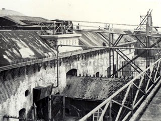 Droge gracht en hoofdgebouw van het Fort aan het Pampus.