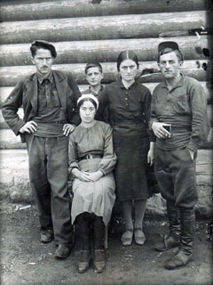 Familie Tchelidze met links Akaki.