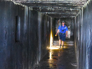 Deelnemer in de poterne van de Batterij aan de Sloterweg.