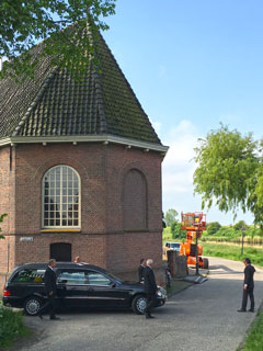 Rouwauto bij de Oude Kerk te Spaarndam.