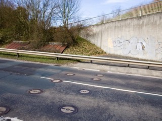 Putten en bergplaats voor een wegversperring bij een brug in West-Duitsland. (Michael Grube)