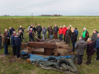 Deelnemers aan mini-symposium bekijken het onbekende bouwwerk op Fort bij Edam.