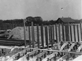 De bekisting voor het dak van het frontgebouw van Fort bij De Kwakel.