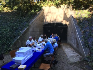 Deelnemers aan de lunch op Fort bij Abcoude.