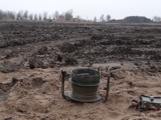 Detonatiekabel met de springlocatie in de achtergrond.