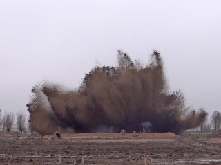 De explosie van een 250 kg vliegtuigbom op zijn hoogtepunt.