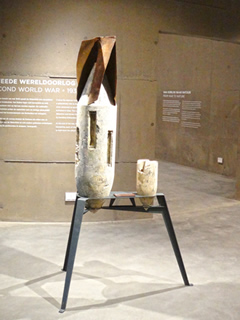 Duitse betonnen oefenbommen van 250 kg en 50 kg in het Waterliniemuseum Fort bij Vechten.