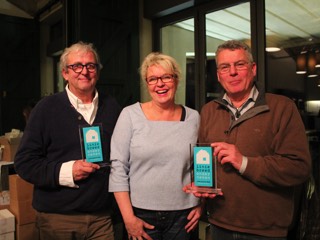 Van links naar rechts: Marius Heslenfeld en Yvonne Heslenfeld (Paviljoen Uit & Meer) en Steven de Nie (Uiteraard Uitermeer) nemen de Linie Awartd 2016 in ontvangst.