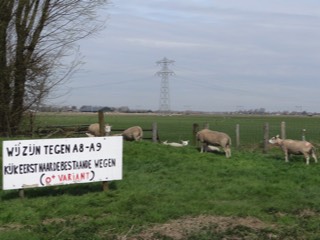 Protestbord over de A8-A9.