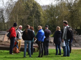 Groep tijdens de rondleiding op De Nieuwe Ooster.