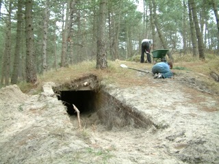 Jongens graven in 2005 loopgraaf open.