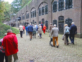 Bezoekers bij de kazerne van Fort bij Abcoude.