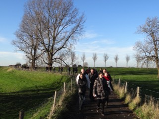 Bezoekers op de toegangsweg van Fort bij Spijkerboor.