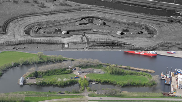 Toen en nu luchtfoto's van Fort bij Velsen.