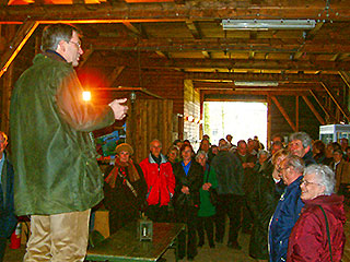 Cor Schaap spreekt een groep bezoekers op Fort bij Uithoorn toe.