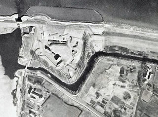 Historische luchtfoto van de Kustbatterij bij Diemerdam (NIMH 2155_005287)