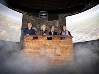 Burgemeester en gedeputeerde in ballonmand.