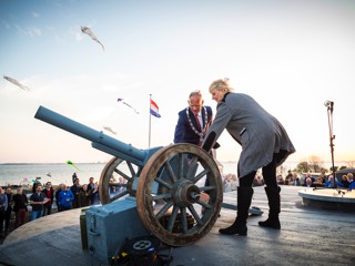 Burgemeester en gedeputeerde schieten kanon.