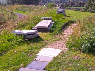 Plaatsen van nieuwe grafstenen in de Sluipweg.
