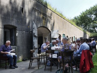 Lunch op Fort aan de Middenweg in 2019.