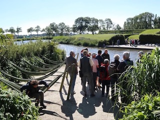 Deelnemers op tropisch eiland van Fort aan de Nekkerweg.