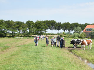 Dagexcursie-deelnemers in 2019 op de Weg dwars door den Polder Wormer, Jisp en Nek.